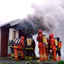 Räddningstjänsten övar på Olle och Gajs sommarstuga senvåren 2003